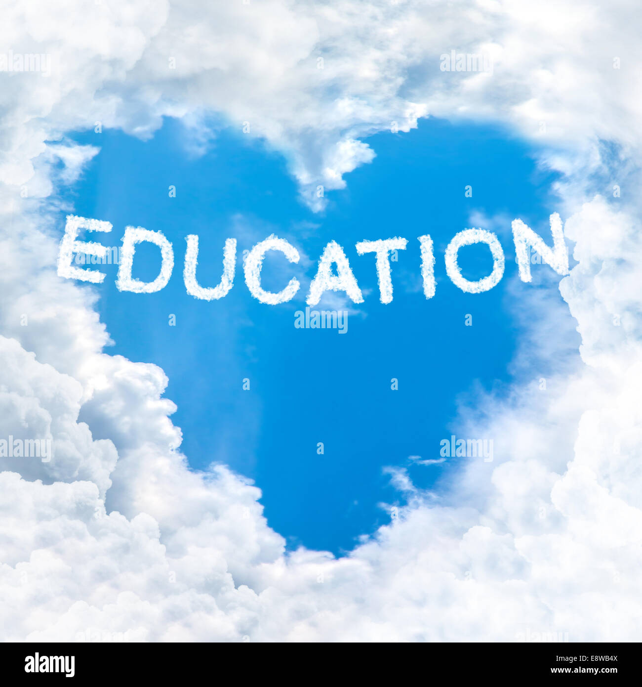 Mot de l'éducation sur l'intérieur de ciel bleu coeur forme des nuages Banque D'Images
