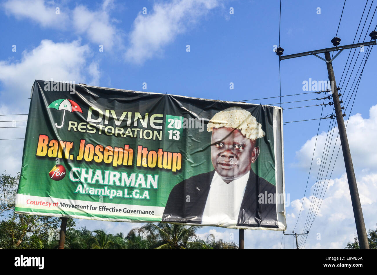 Restauration Divine road sign avec Barr. Itotup Akampa Joseph pour le LGA élections locales dans la Cross River State of Nigeria Banque D'Images