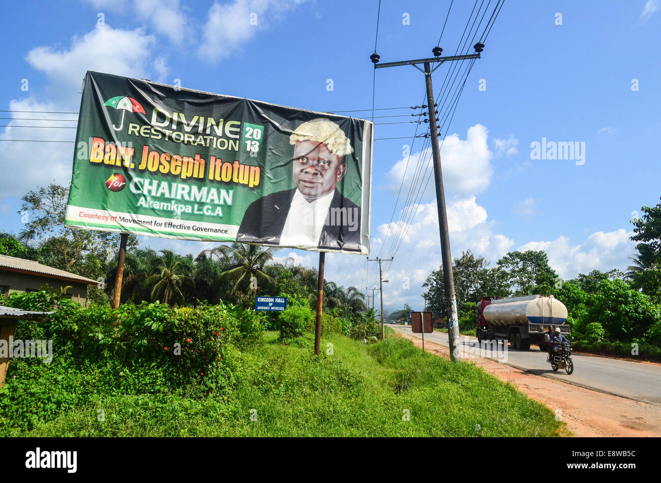 Restauration Divine road sign avec Barr. Itotup Akampa Joseph pour le LGA élections locales dans la Cross River State of Nigeria Banque D'Images
