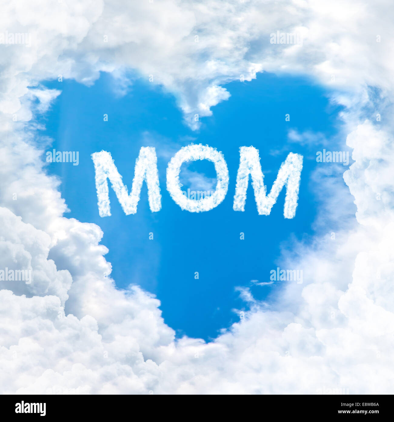 Maman mot sur ciel bleu à l'intérieur coeur forme des nuages Banque D'Images