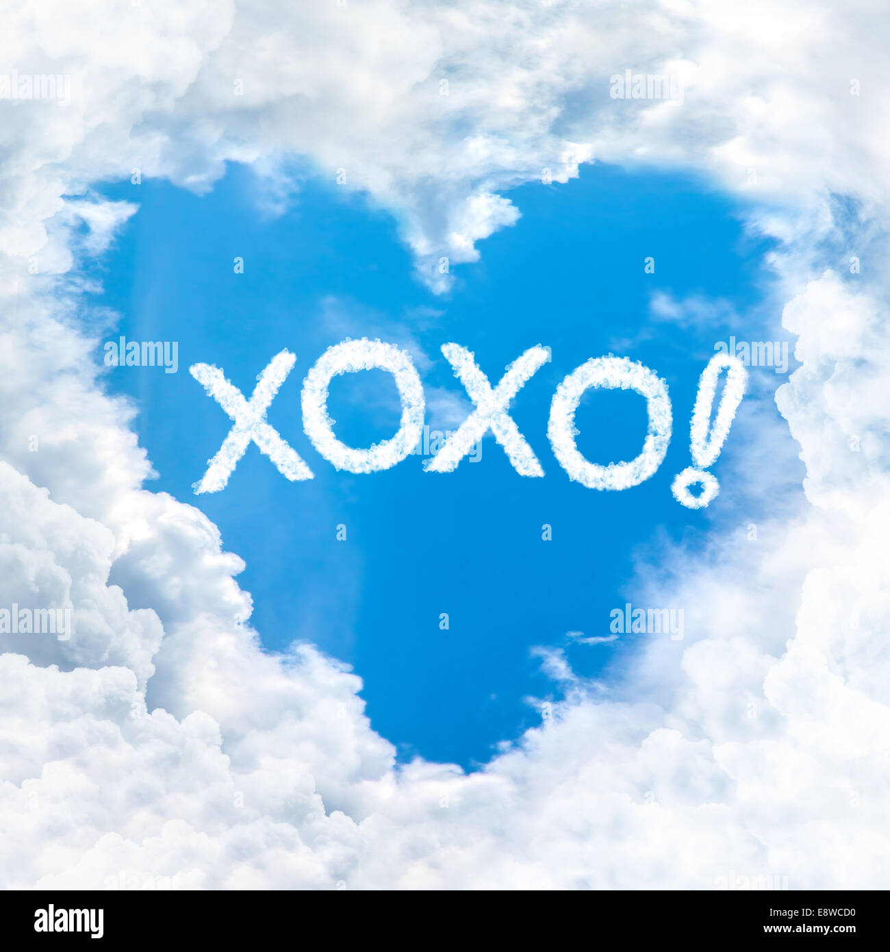 Bisous ou kiss and hug mot sur ciel bleu à l'intérieur coeur forme des nuages Banque D'Images