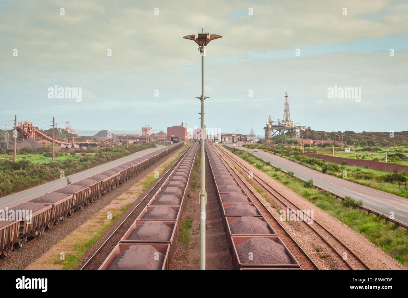 Les wagons de minerai de fer alignées à la borne Saldanha, Afrique du Sud. Les trains proviennent de la mine de Sishen (8). Banque D'Images