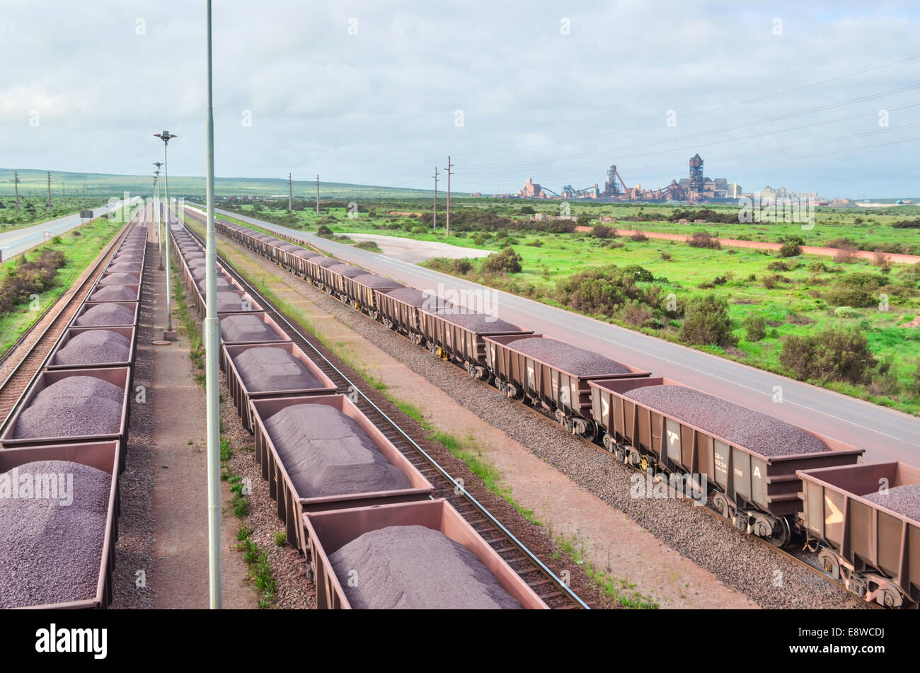 Les wagons de minerai de fer et d'acier à l'usine de terminal Saldanha, Afrique du Sud. Les trains proviennent de la mine de Sishen (8) Banque D'Images