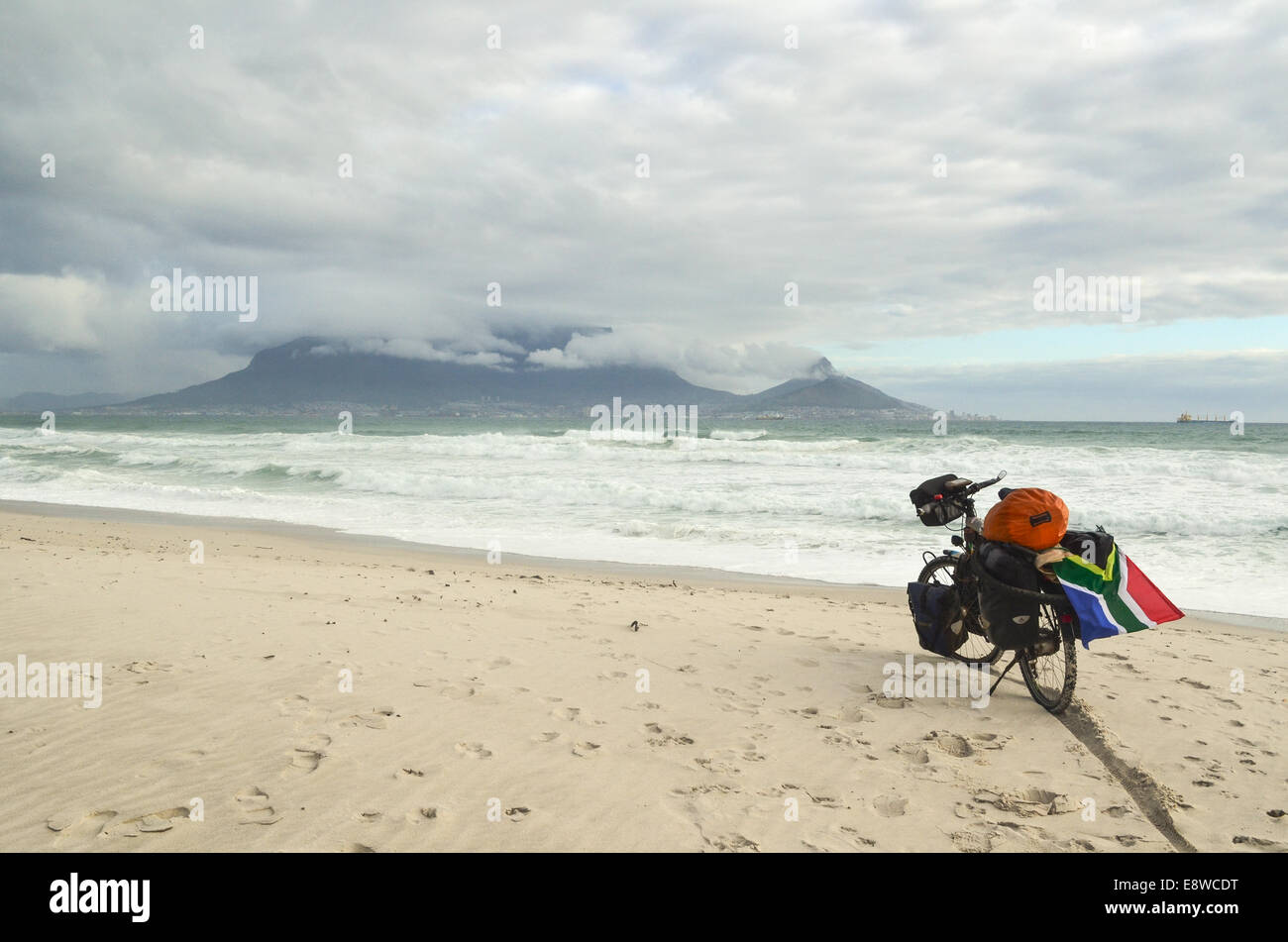 Cyclotourisme en Afrique, d'une location sur la plage de Cape Town, Afrique du Sud, avec un ciel nuageux, derrière la montagne de la table Banque D'Images