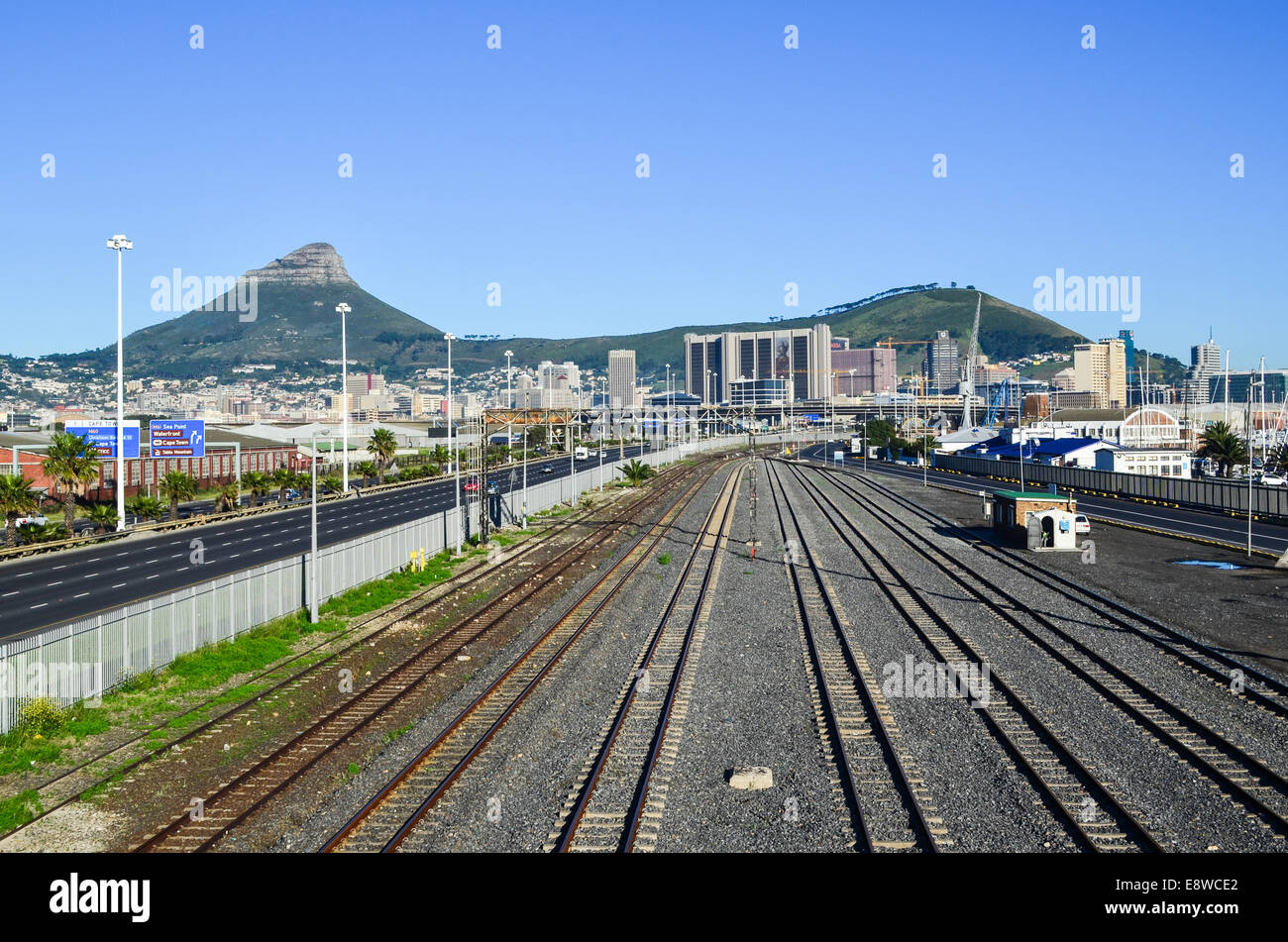 Les voies ferrées près de la gare de chemin de fer de Woodstock à Cape Town, Afrique du Sud Banque D'Images