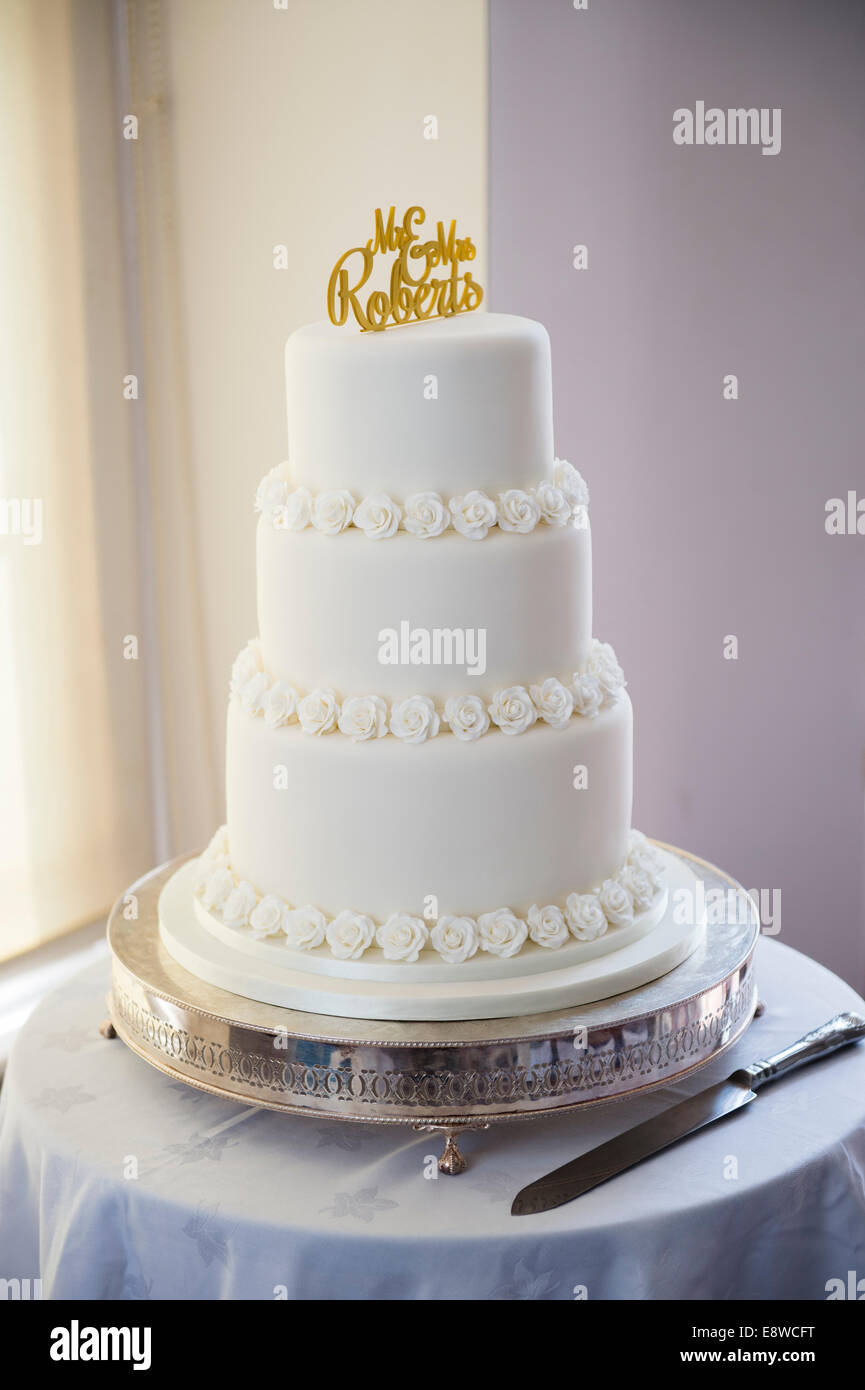 Un Simple Glacage Blanc Traditionnel Gateau A Trois Niveaux Couverts Sur Jour De Mariage Uk Photo Stock Alamy