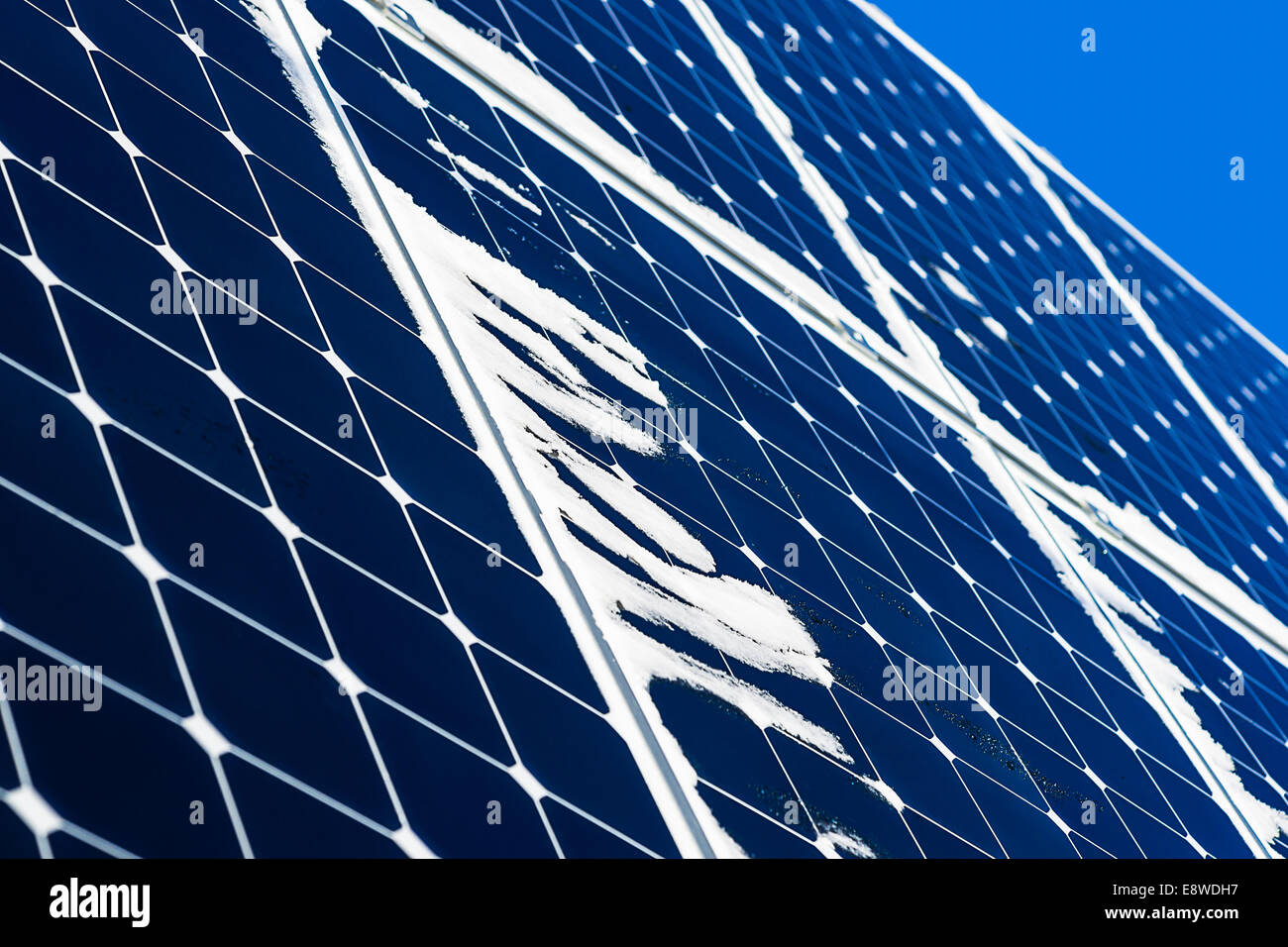 L'énergie solaire. Vue rapprochée d'un panneau solaire couvertes de neige Banque D'Images