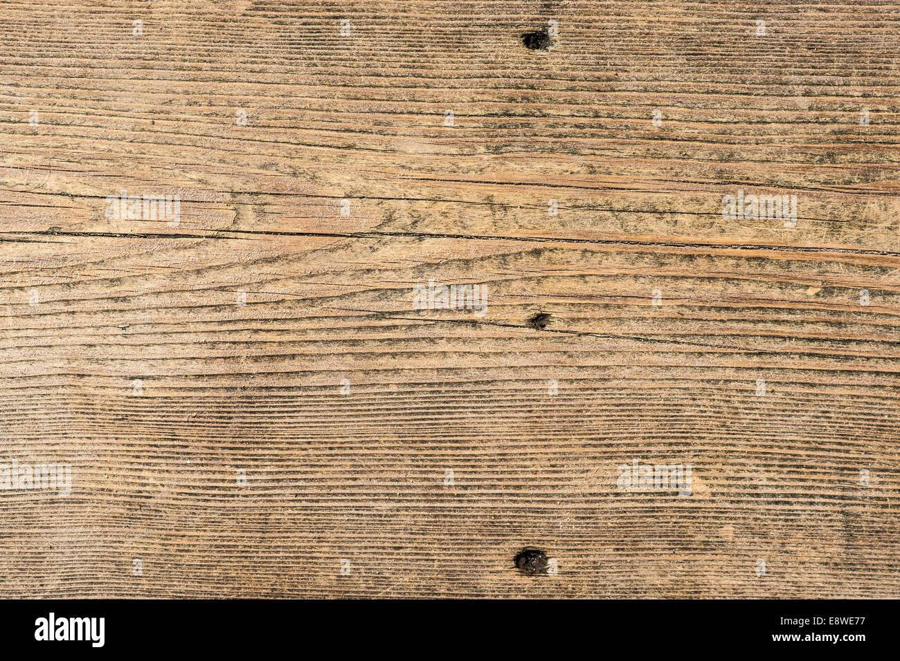 Terrasse en bois de texture. Couvrant le bois avec trous de clous, des fissures, et le sable Banque D'Images