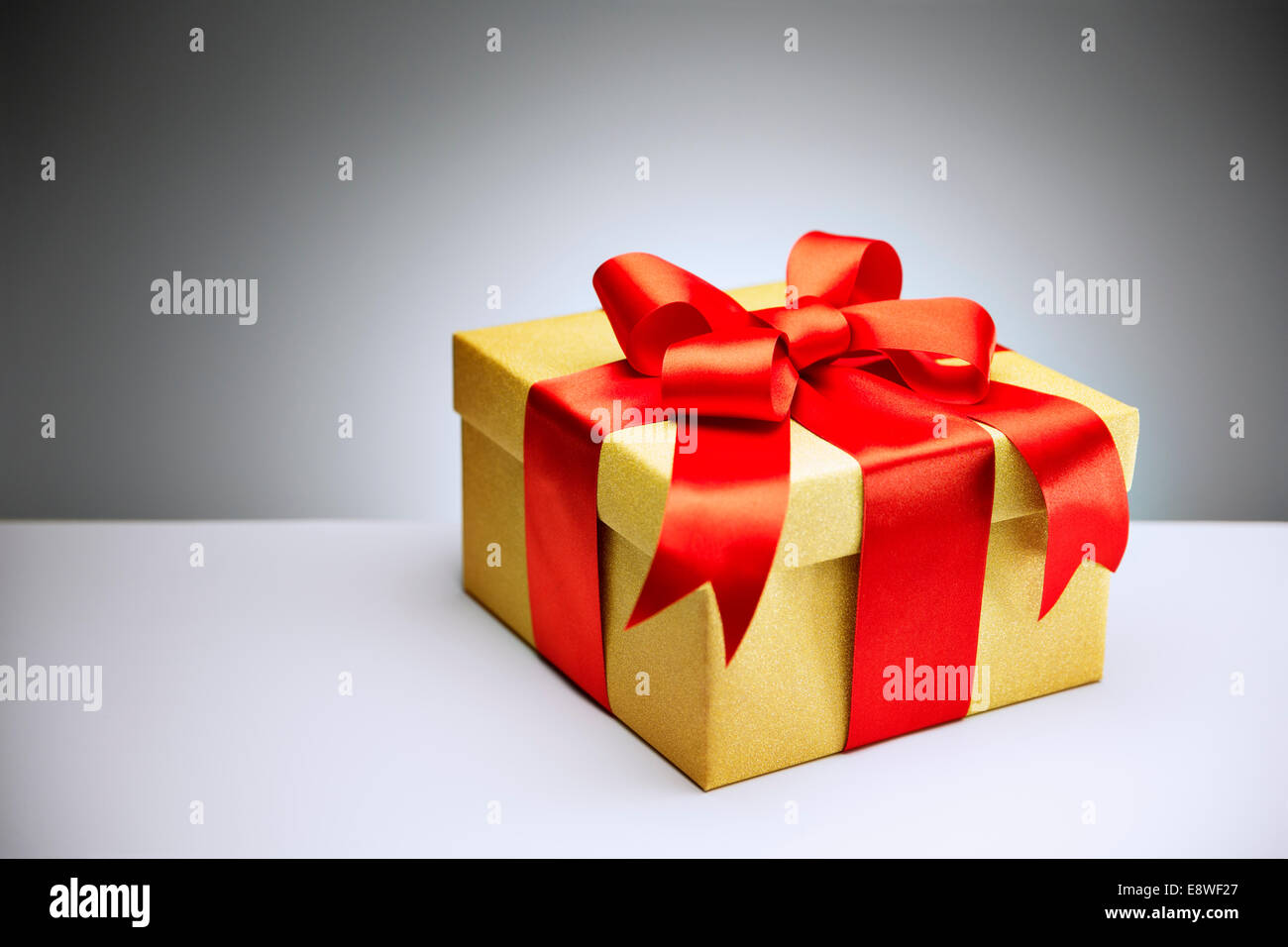 Close up of wrapped gift on counter Banque D'Images