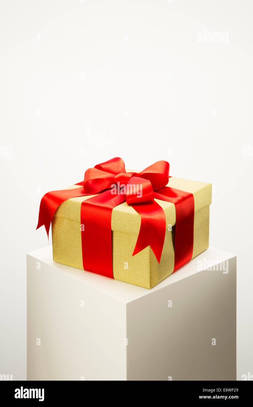 Close up of wrapped gift sur socle Banque D'Images