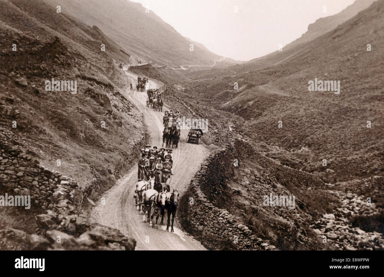 Les voyageurs à cheval les entraîneurs et les wagons avec des voitures à moteur sur la puce, Lake District, UK, vers 1900 Banque D'Images