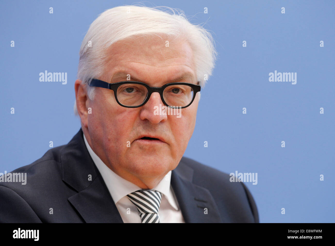 Berlin, Allemagne. 15 Oct, 2014. Laurent Fabius, ministre français des Affaires étrangères et du développement international de donner avec le collègue allemand Frank-Walter Steinmeier lors d'une conférence de presse commune à la maison reelizad de la conférence de presse le 15 octobre 2014 à Berlin, Allemagne./Photo : Frank-Walter Steinmeier, ministre allemand des affaires étrangères Crédit : Reynaldo Chaib Paganelli/Alamy Live News Banque D'Images