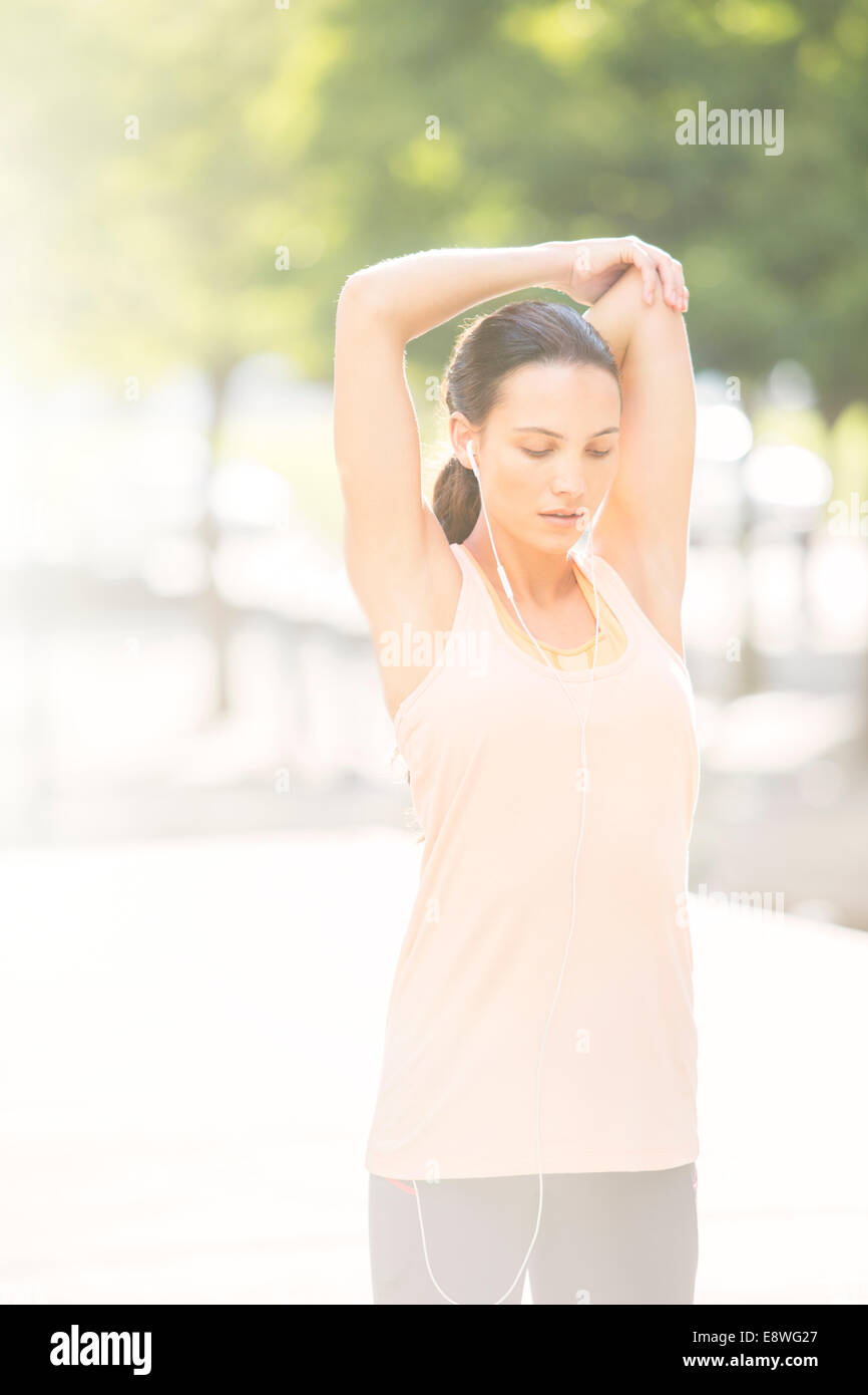 Woman stretching avant l'exercice Banque D'Images