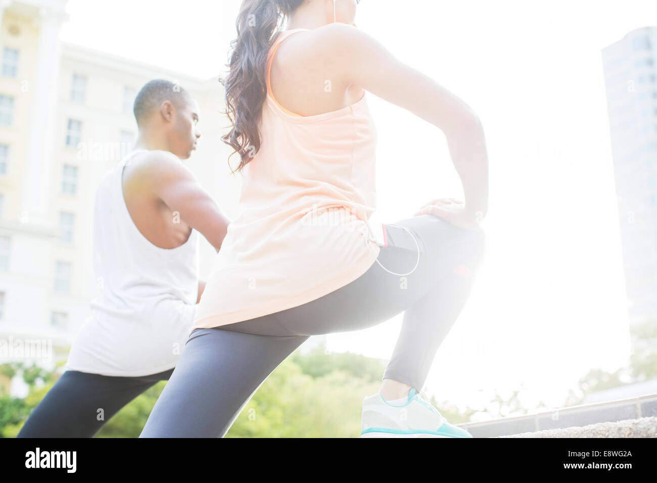 Couple stretching avant l'exercice Banque D'Images