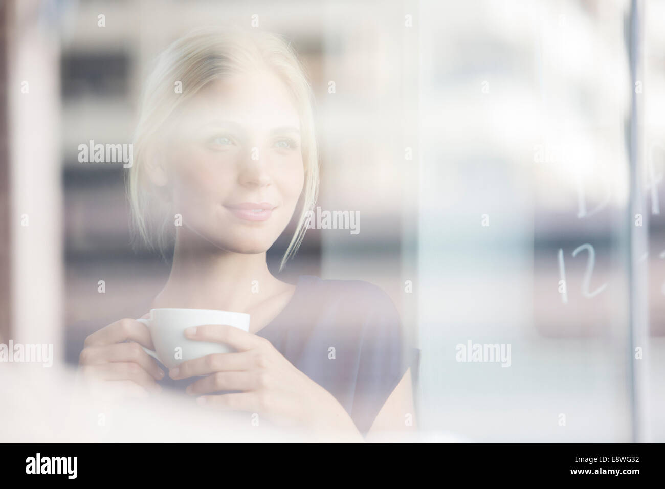 Femme buvant du café à l'intérieur Banque D'Images