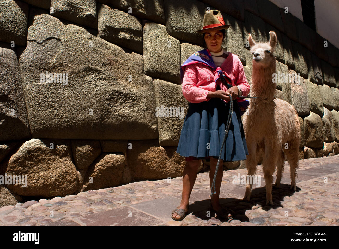 Une femme et son lama à côté de la pierre de 12 angles. Cette pierre est bien connu, la particularité qui a fait sa célèbre est le prese Banque D'Images