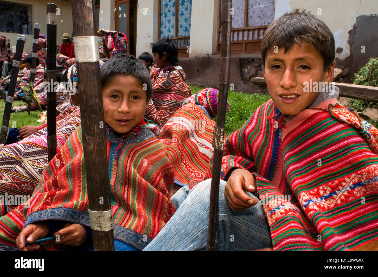 Enfants habillés en costume traditionnel de Pisac Dimanche Jour de marché. Pisac. Vallée Sacrée. Pisac Pisac, ou en quechua, est une petite Banque D'Images