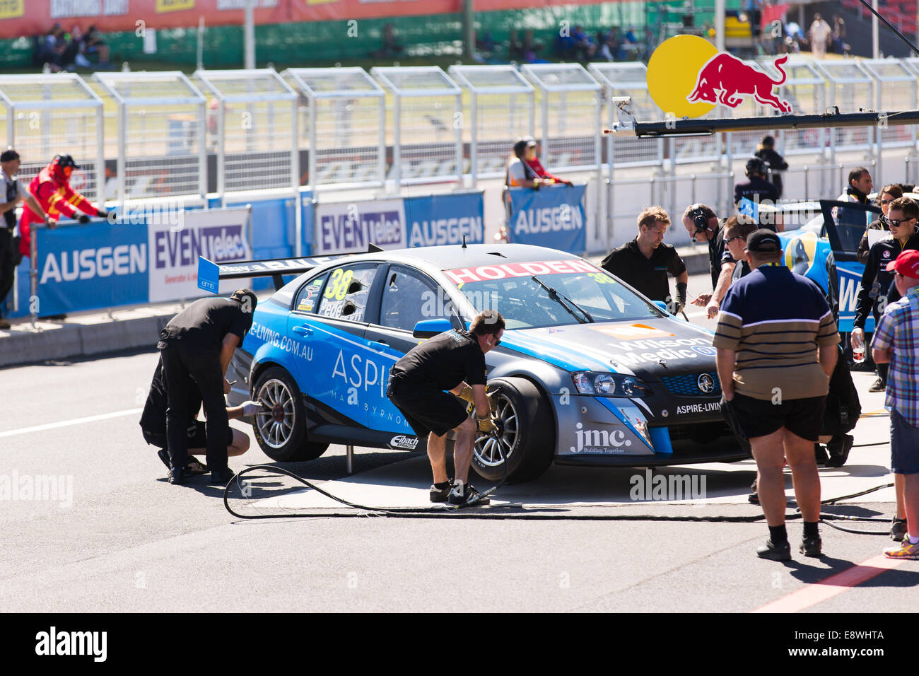 Une écurie changer les pneus sur une voiture de course comme elle vient dans les fosses Banque D'Images