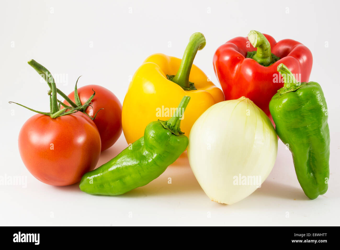 Poivrons, oignons, tomates sur fond blanc Banque D'Images