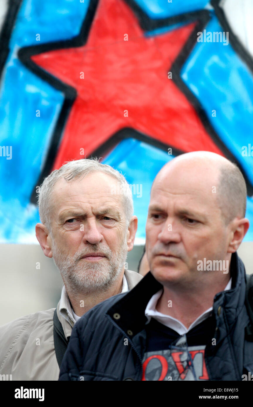 MP Jeremy Corbyn (main-d'Islington (Nord) au premier mai à Trafalgar Square, Londres, 2014 Banque D'Images