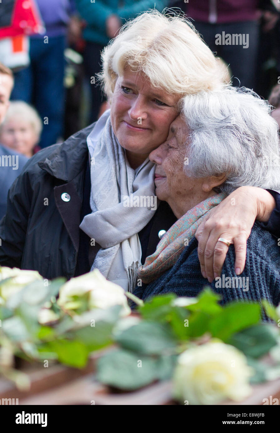 Berlin, Allemagne. 15 Oct, 2014. La ministre de la Culture de l'état Monike Gruetters (L) met son bras autour de Margot Friedlaender à Berlin, Allemagne, 15 octobre 2014. Friedlaender est l'un des rares témoins de survivre les camps de la mort nazis. La première déportation des juifs de Berlin en 1941 les résidents est commémoré à l'occasion du service commémoratif à 'Gleis 17' près de ce qui est aujourd'hui la gare de Grunewald. Photo : Lukas SCHULZE/dpa/Alamy Live News Banque D'Images