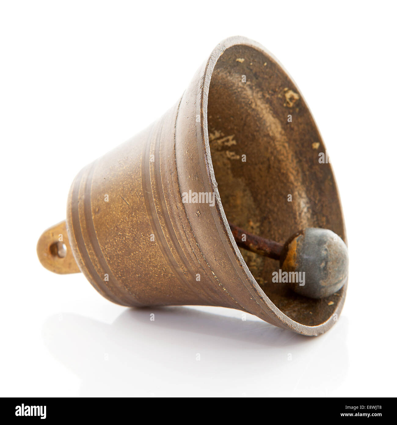 Ancienne cloche en bronze isolé sur fond blanc Banque D'Images