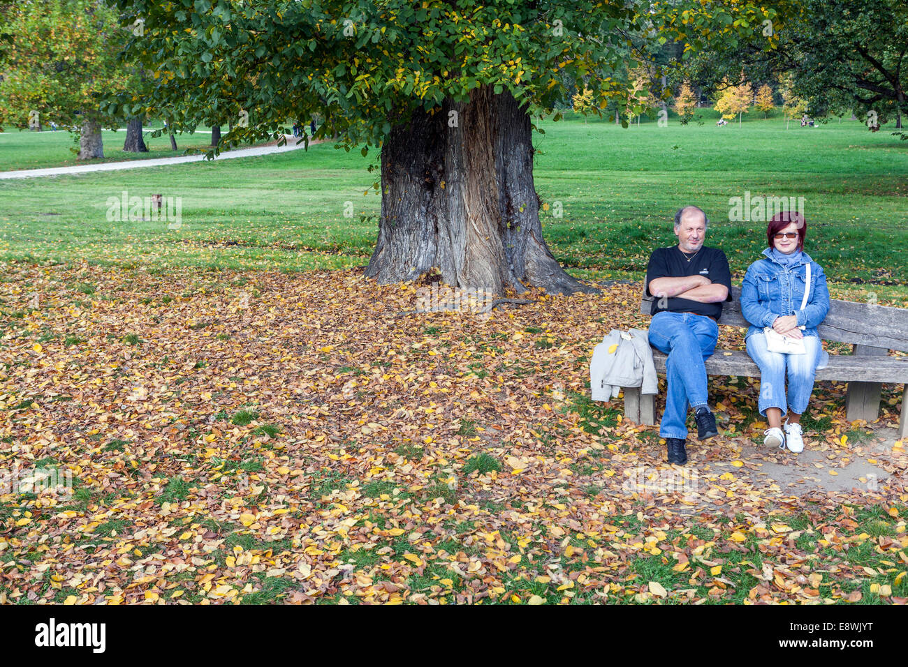 Les gens dans le jardin de la ville, couple - femme homme sur un banc, Stromovka parc Prague automne République tchèque Senior banc couple senior assis dans le parc Banque D'Images