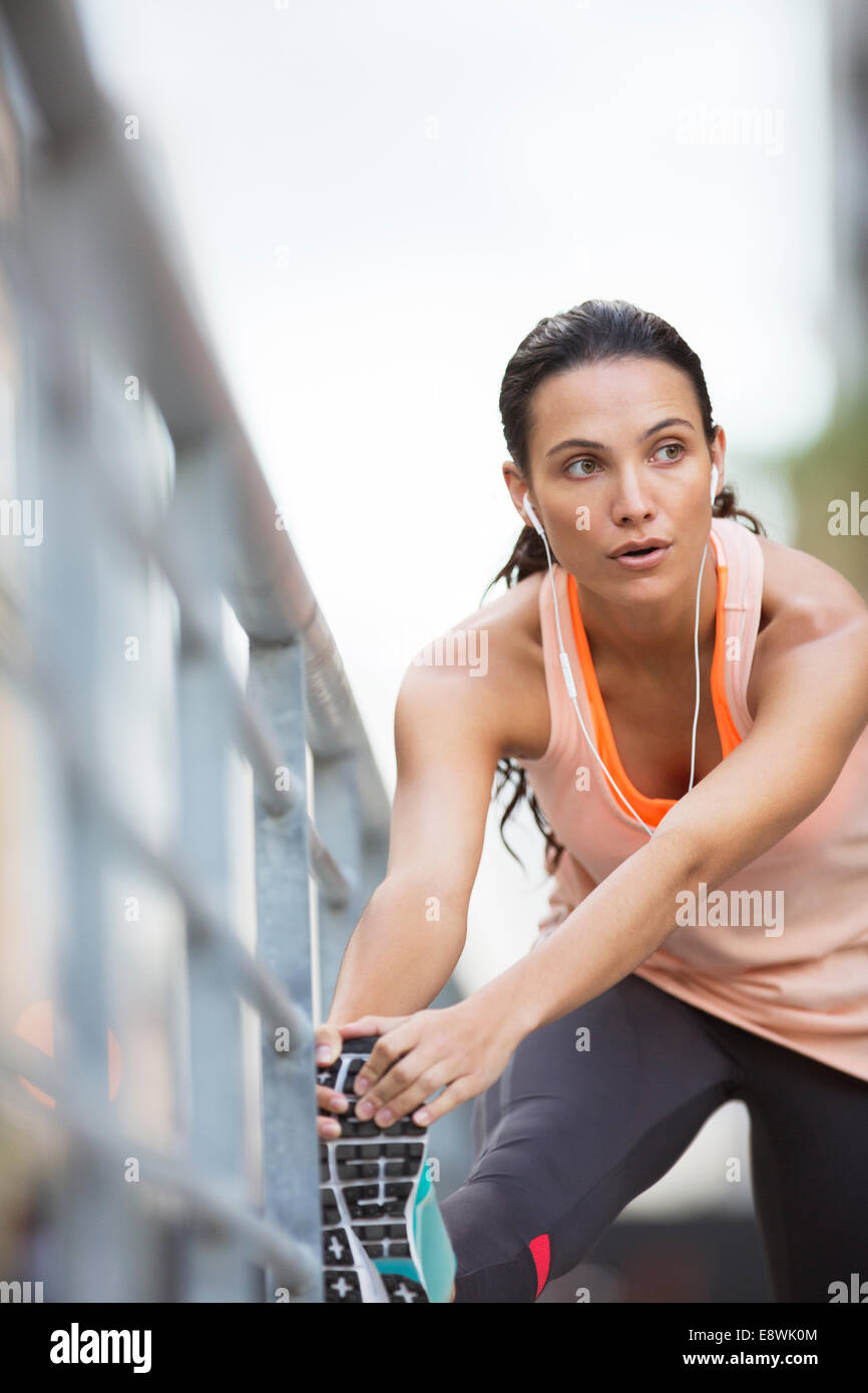 Femme étendant ses jambes avant l'exercice Banque D'Images