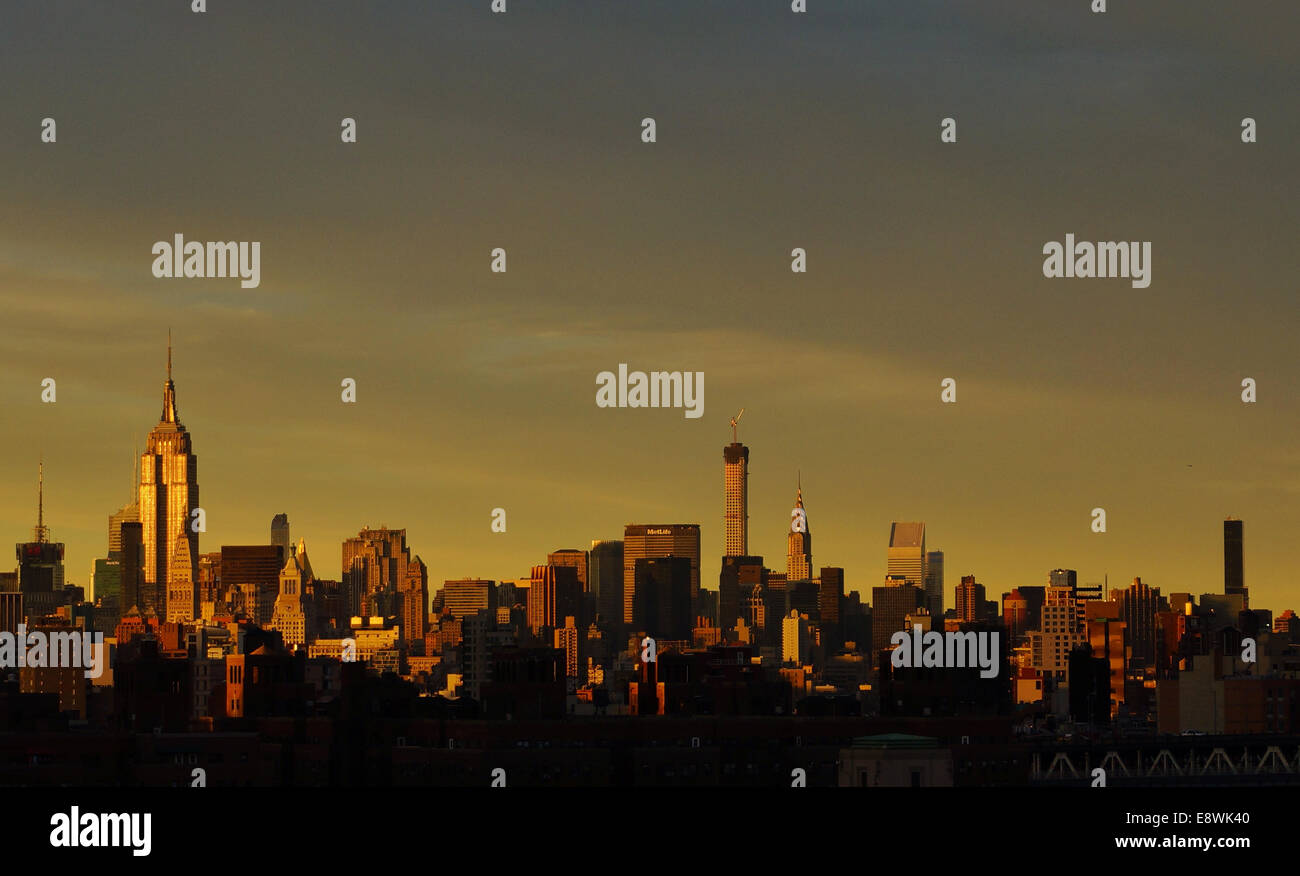 Une soirée de Manhattan avec vue sur la tour de l'Empire State Building (L) dans le pont de Brooklyn à New York, 14 septembre 2013. Photo : Soeren Stache/dpa Banque D'Images