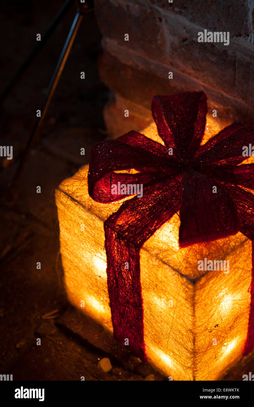 Ambiance festive gift wrapped Christmas lamp Banque D'Images