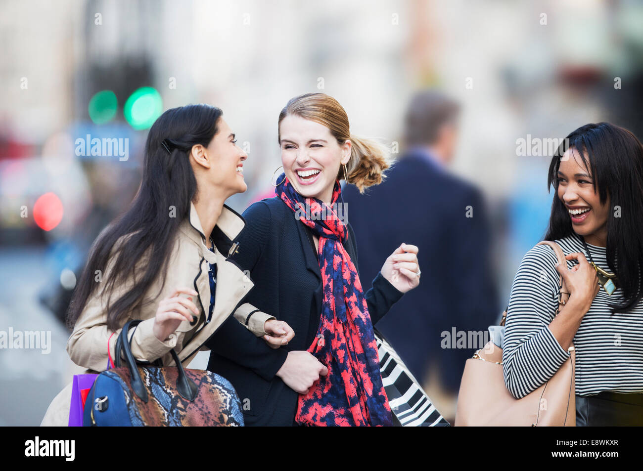 Women walking together on city street Banque D'Images