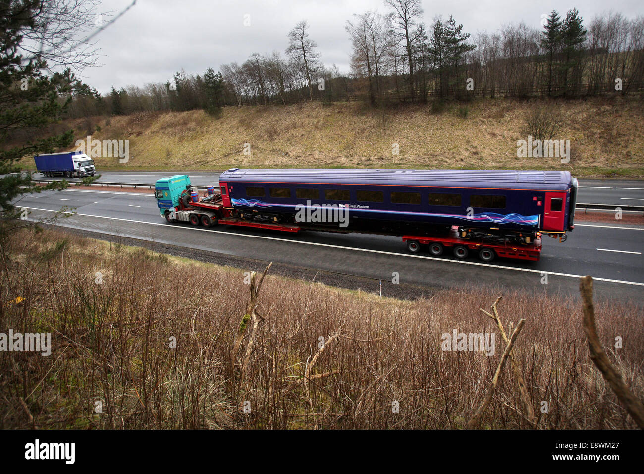 Un premier grand train de l'Ouest est transportée sur la route le long de la M74, près de Hamilton, North Lanarkshire. Banque D'Images