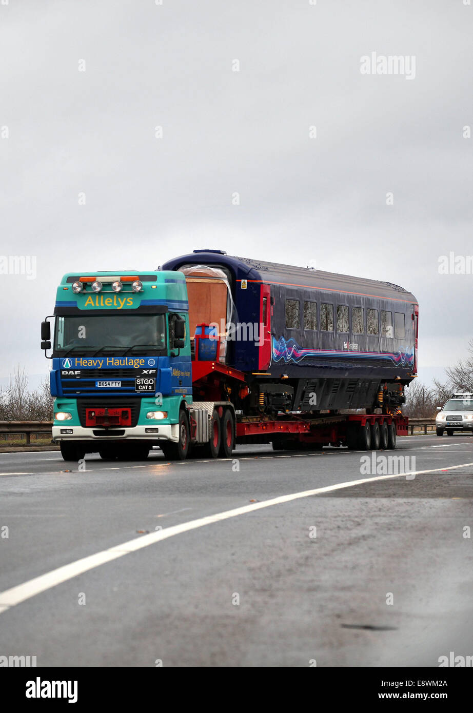Un premier grand train de l'Ouest est transportée sur la route le long de la M74, près de Hamilton, North Lanarkshire. Banque D'Images