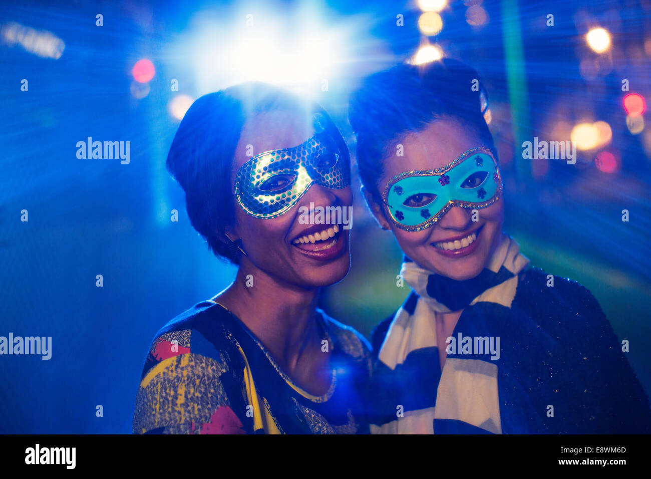 Les femmes dans les masques smiling together Banque D'Images
