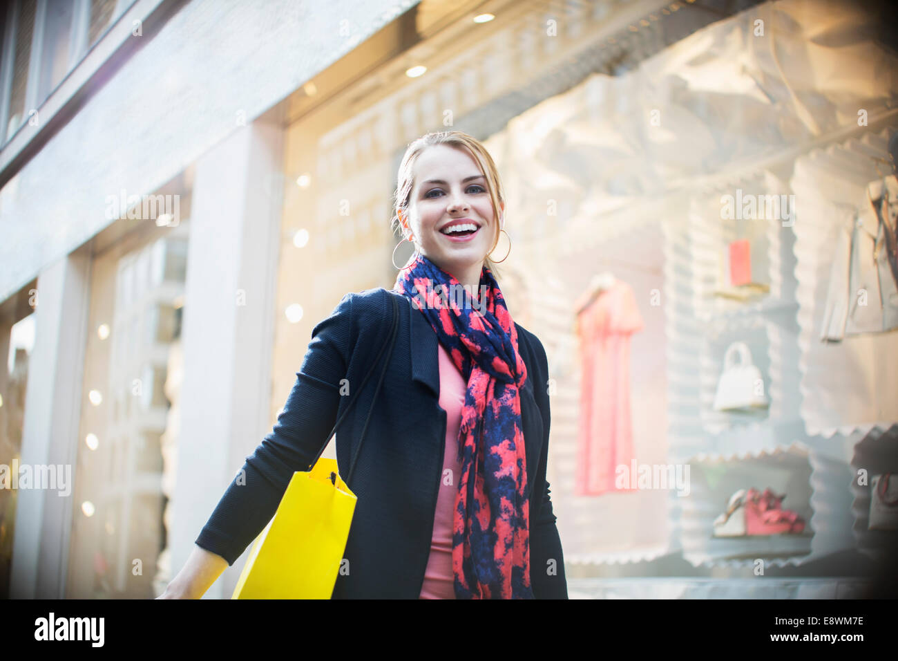 Woman shopping on city street Banque D'Images