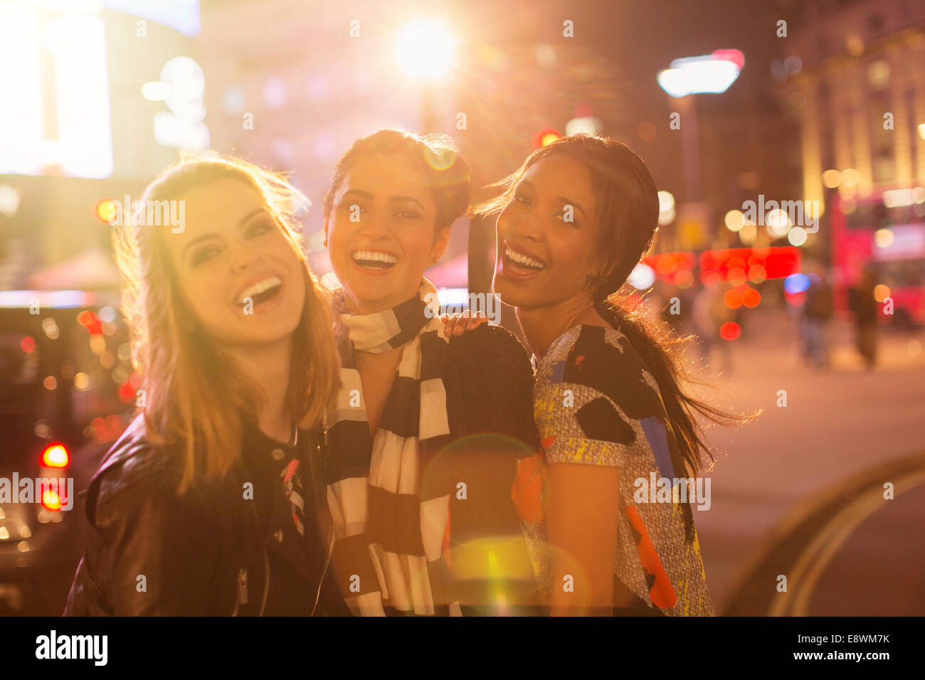 Les femmes rient ensemble on city street Banque D'Images