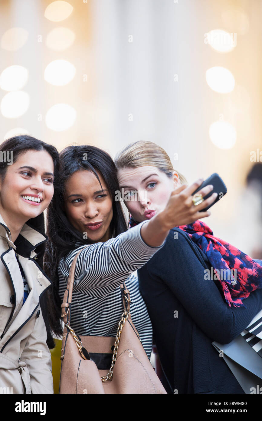 Les femmes prenant cell phone photo ensemble Banque D'Images