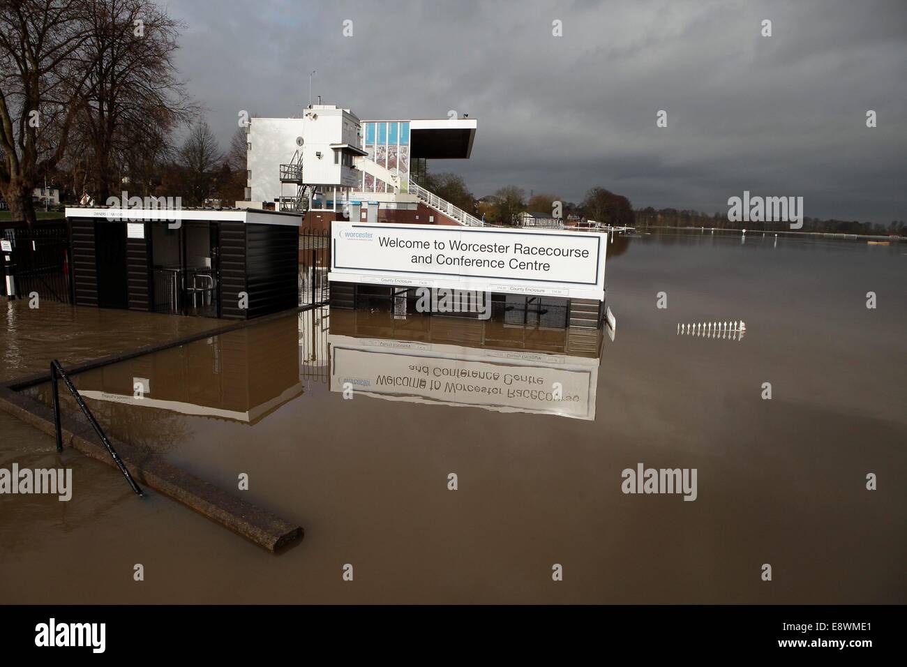 Hippodrome de Worcester. L'inondation comme Worcester la rivière severn éclate ses banques. Banque D'Images