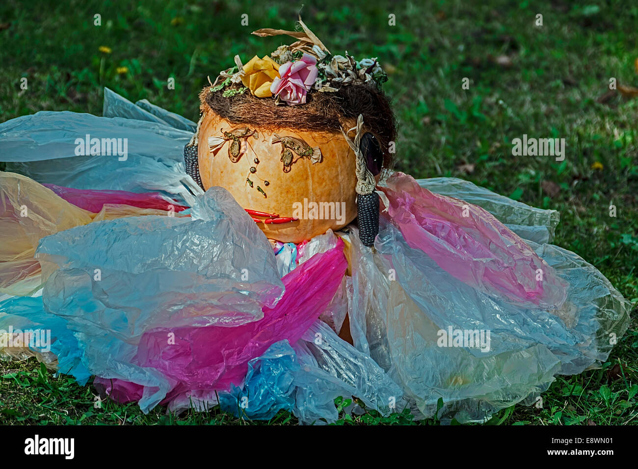 Miss Halloween, princesse de citrouilles, en vue d'enfants. Pumpkin poupée faite par les enfants dans des sacs en plastique et de décorations. Banque D'Images