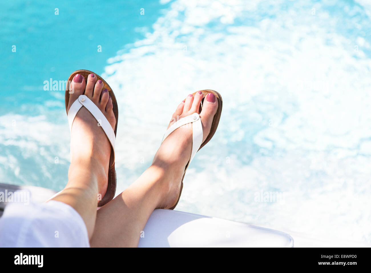 Close up of woman's pieds ballants sur piscine Banque D'Images