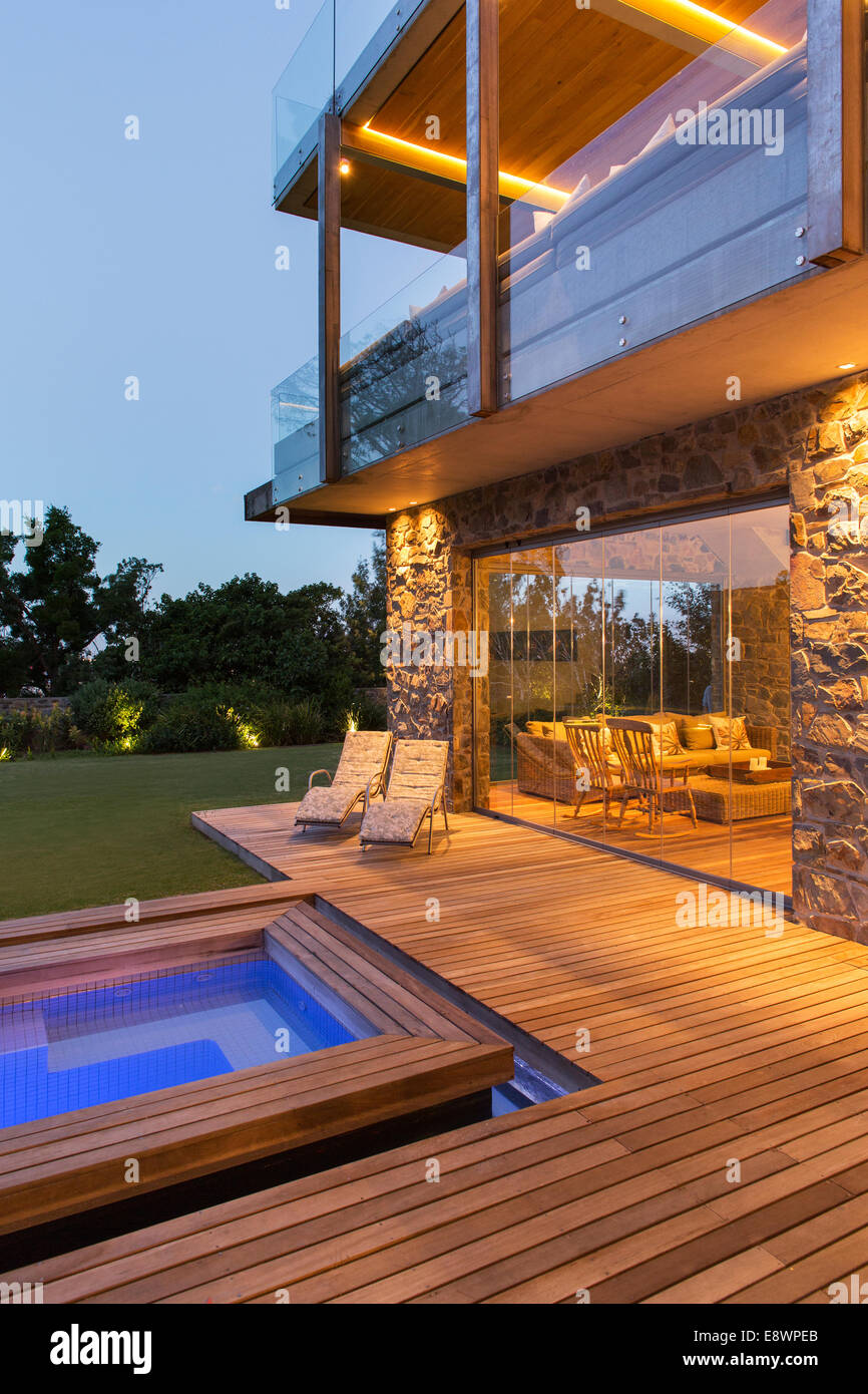 Maison moderne avec vue sur piscine et terrasse en bois Banque D'Images