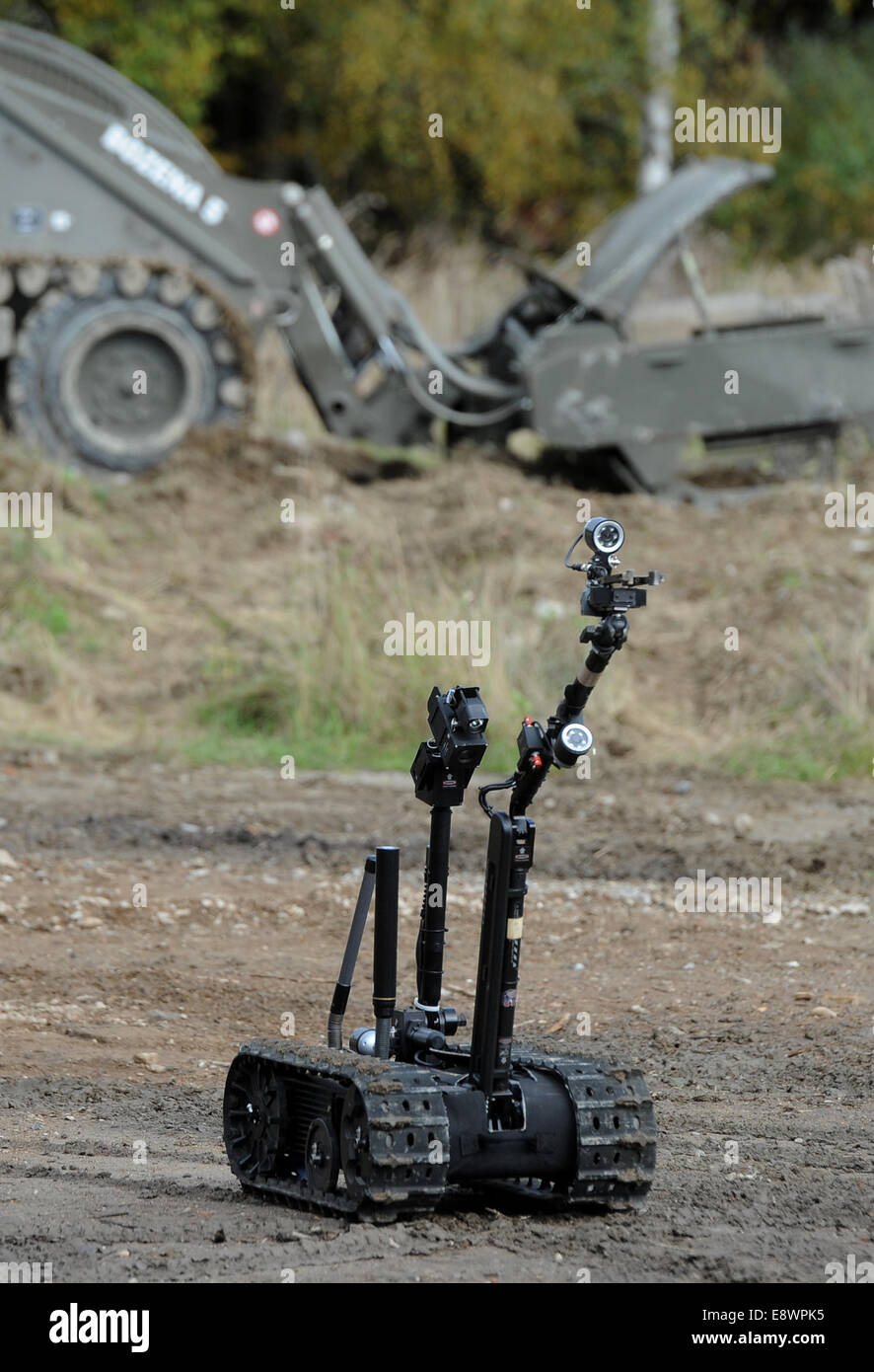 Bechyne, République tchèque. 14 octobre, 2014. Les observateurs de l'Organisation pour la sécurité et la coopération en Europe (OSCE) inspecter l'armée tchèque 15e brigade de sapeurs à Bechyne, La Bohême du Sud, en République tchèque, le mardi 14 octobre 2014. Avant la photo de commande à distance est l'élimination des explosifs et de l'arrière-plan du robot de déminage BOZENA 5 Système. Photo : CTK/Alamy Live News Banque D'Images