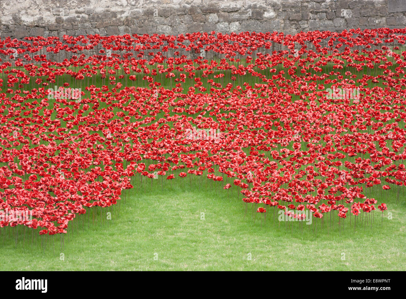 Coquelicots sculpture à la Tour de Londres pour commémorer le centenaire de la première guerre mondiale Banque D'Images