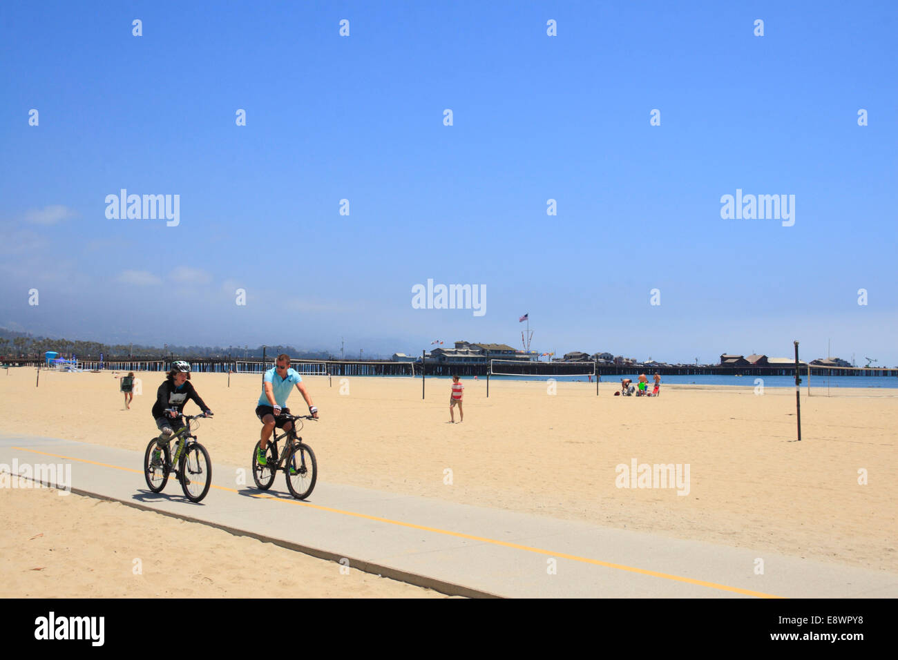 Les cyclistes aux beach, Santa Barbara, Californie, USA Banque D'Images