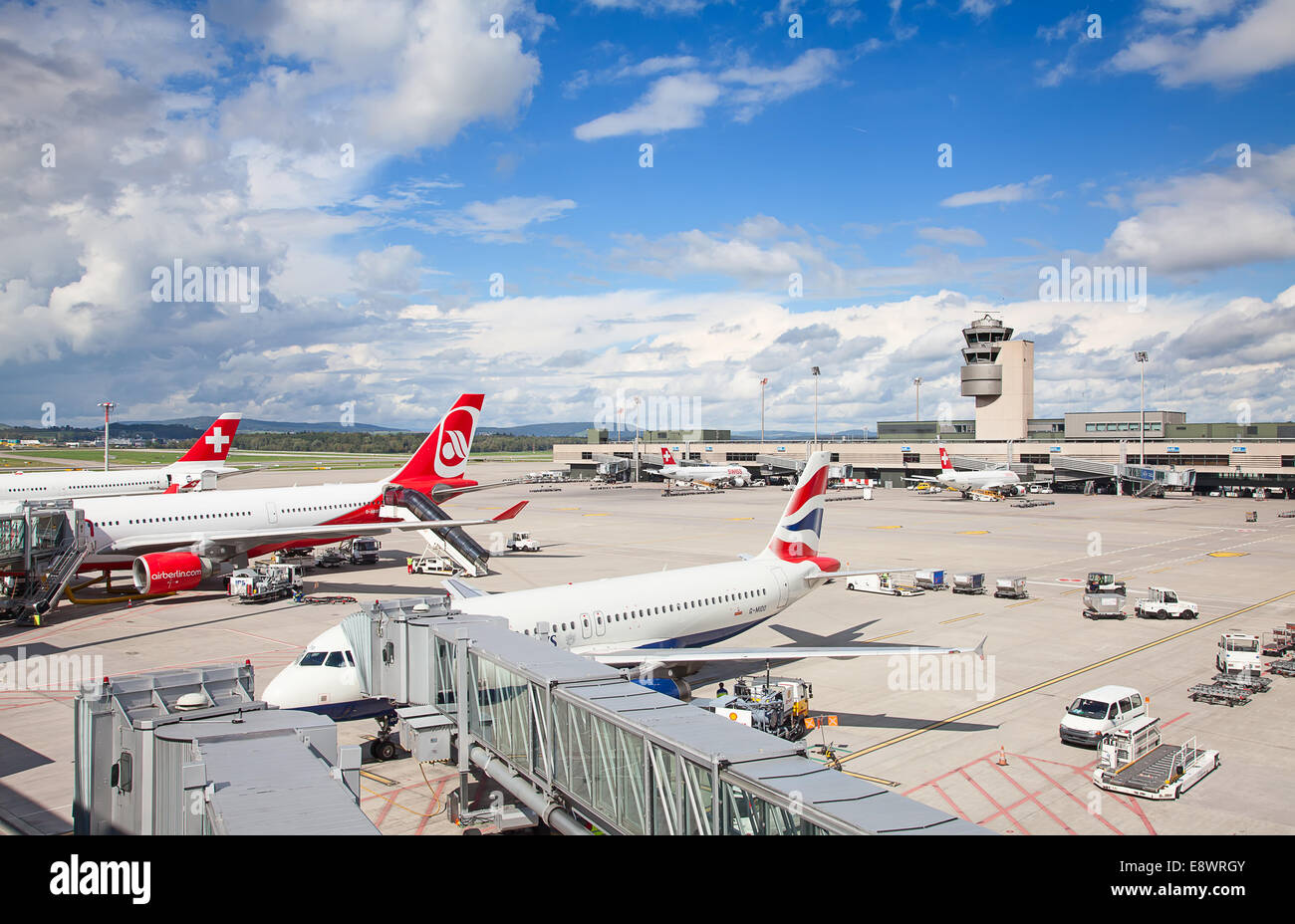 ZURICH - 21 septembre : la préparation des avions au décollage à la borne A de l'aéroport de Zurich le 21 septembre 2014 à Zurich, Switzerla Banque D'Images