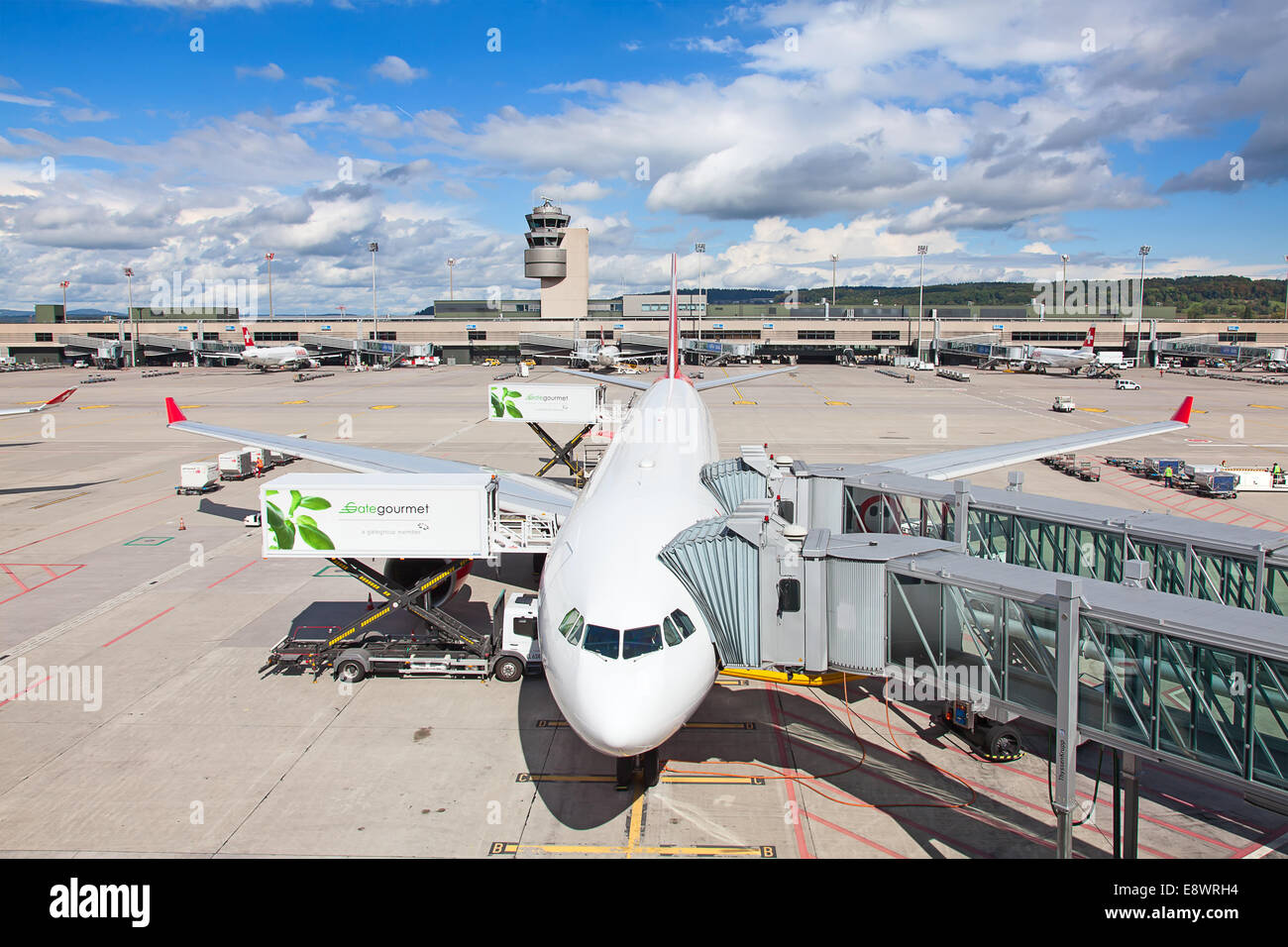 ZURICH - 21 septembre : la préparation des avions au décollage à la borne A de l'aéroport de Zurich le 21 septembre 2014 à Zurich, Switzerla Banque D'Images