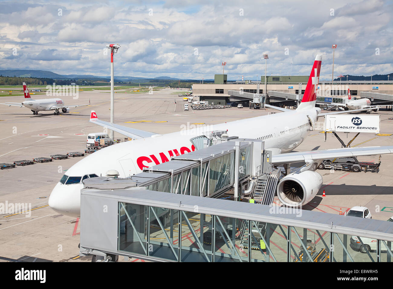 ZURICH - 21 septembre : Swiss A-330 La préparation pour le décollage à la borne A de l'aéroport de Zurich le 21 septembre 2014 à Zurich, Suisse Banque D'Images