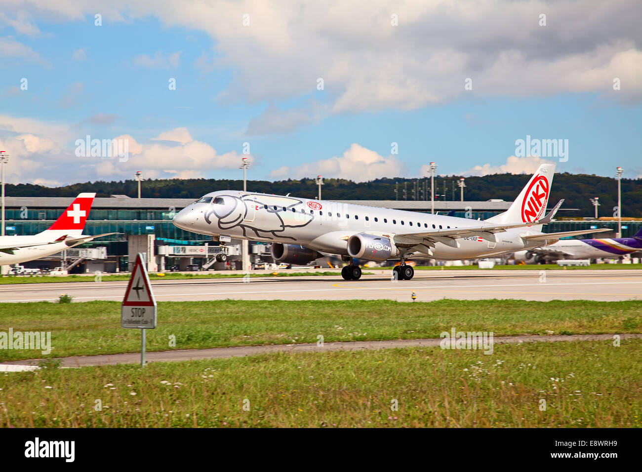 ZURICH - 21 septembre : Embraer du Niki autrichien qui décolle de l'aéroport de Zurich le 21 septembre 2014 à Zurich, Suisse. Zuric Banque D'Images