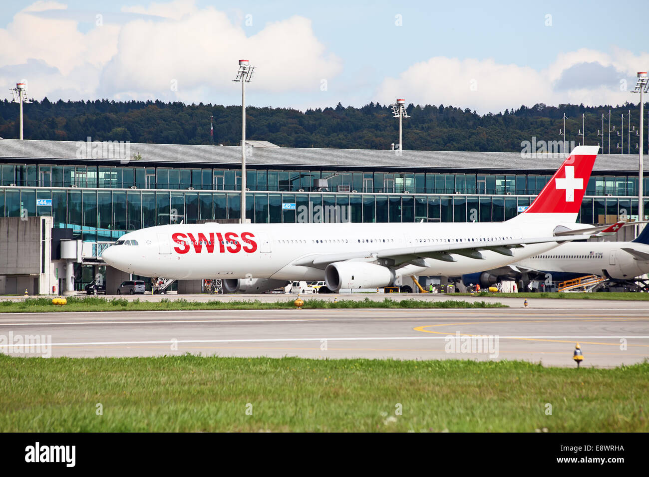 ZURICH - Mai 24:Swiss Airlines Airbus A340 taxer le 24 mai 2010 à Zurich, Suisse. L'Aéroport International de Zurich est l'un des Banque D'Images