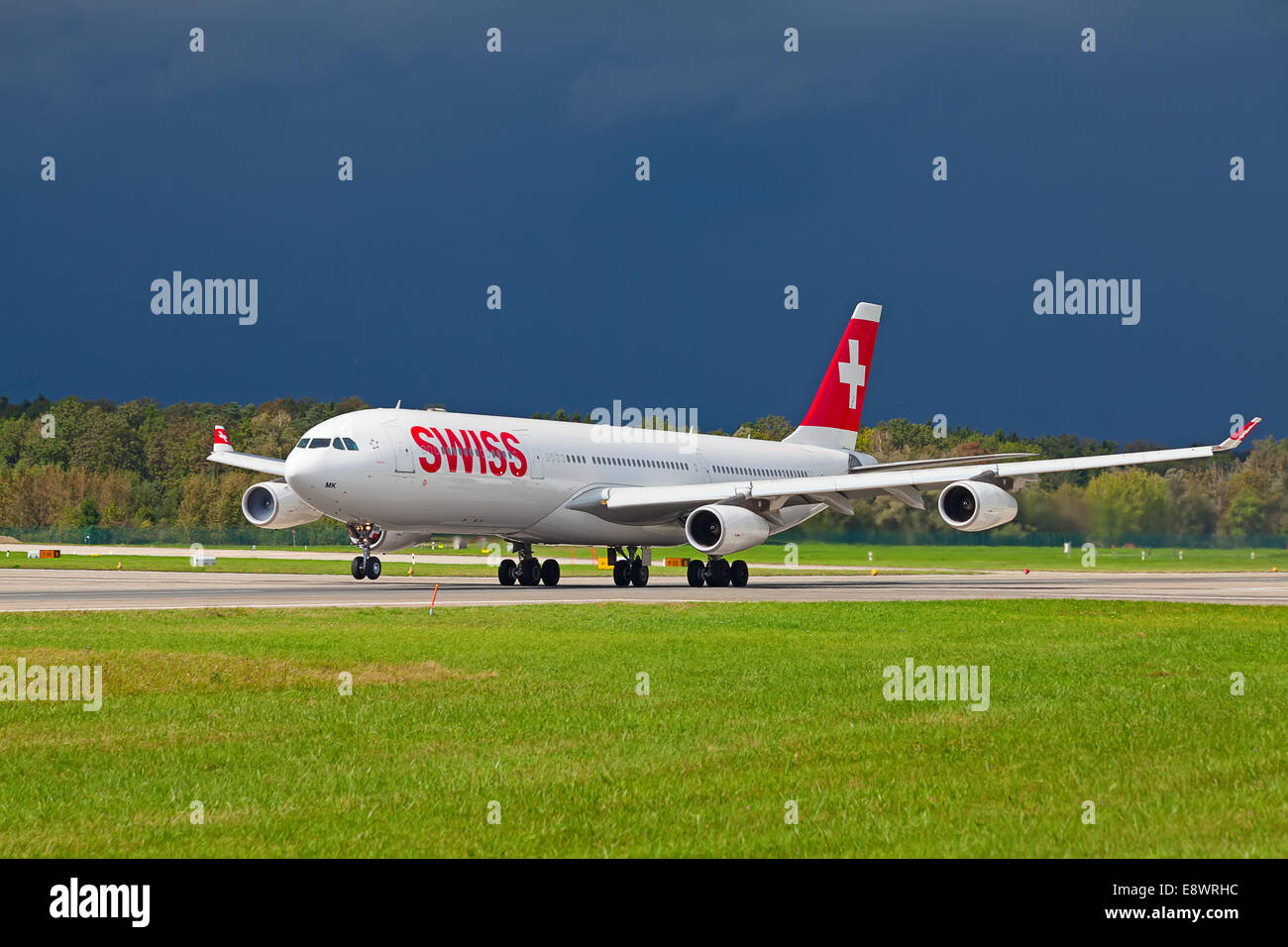 ZURICH - SEPTEMBRE 21:Swiss Airlines Airbus A340 qui décolle le 21 septembre 2014 à Zurich, Suisse. Un International de Zurich Banque D'Images